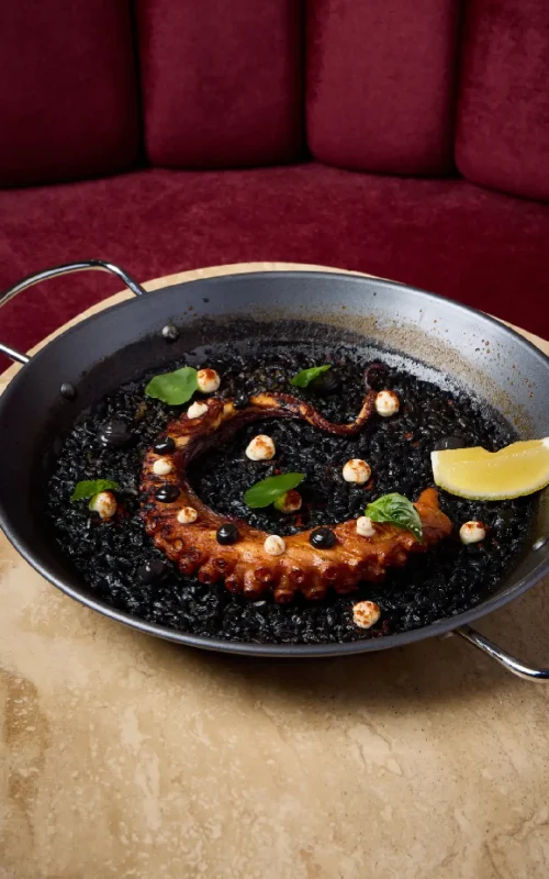 Paella Negra con pulpo